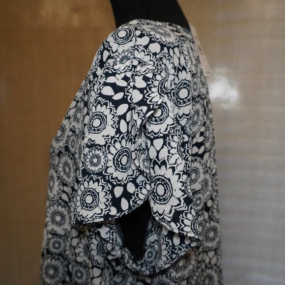 NWT- LOFT Navy and White Floral Print Short Sleeve Blouse - Picture 5 of 5